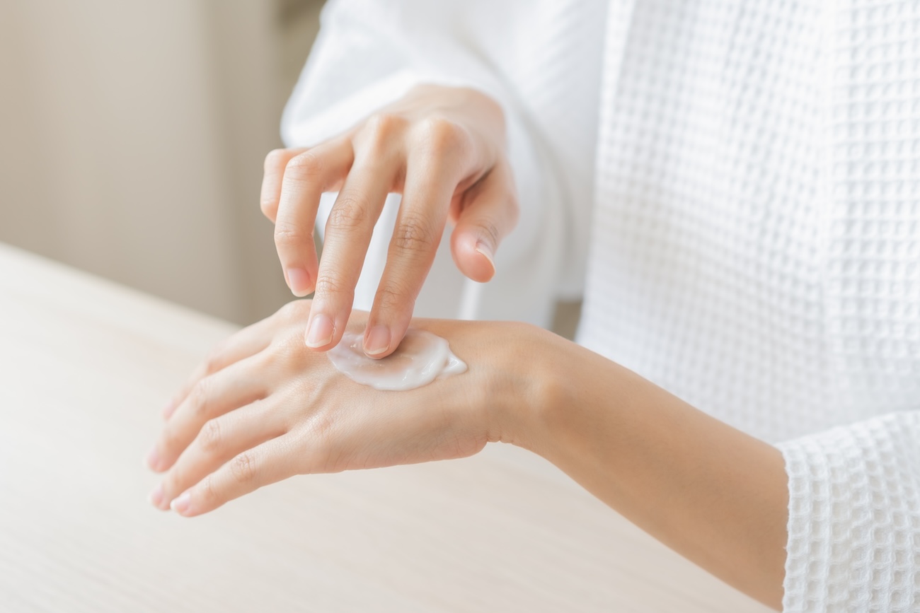 มือแห้งลอก ใช้อะไรดีให้ผิวกลับมาเนียนนุ่ม