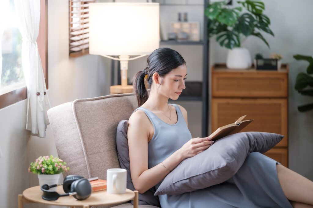ผู้หญิงกำลังเตรียมสมาธิอ่านหนังสือ