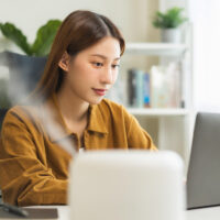 Spearmint essential oil offers benefits in the workplace.